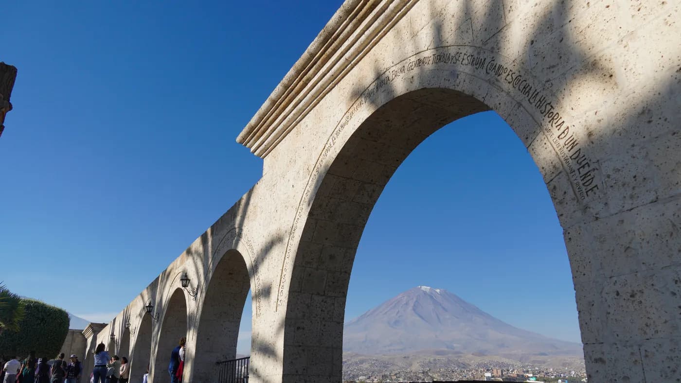 El Misti through an arch of the Yanahuara viewpoint