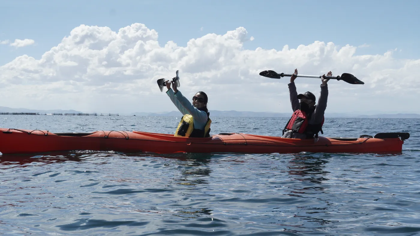 Tandem kayak on Titicaca, paddles up