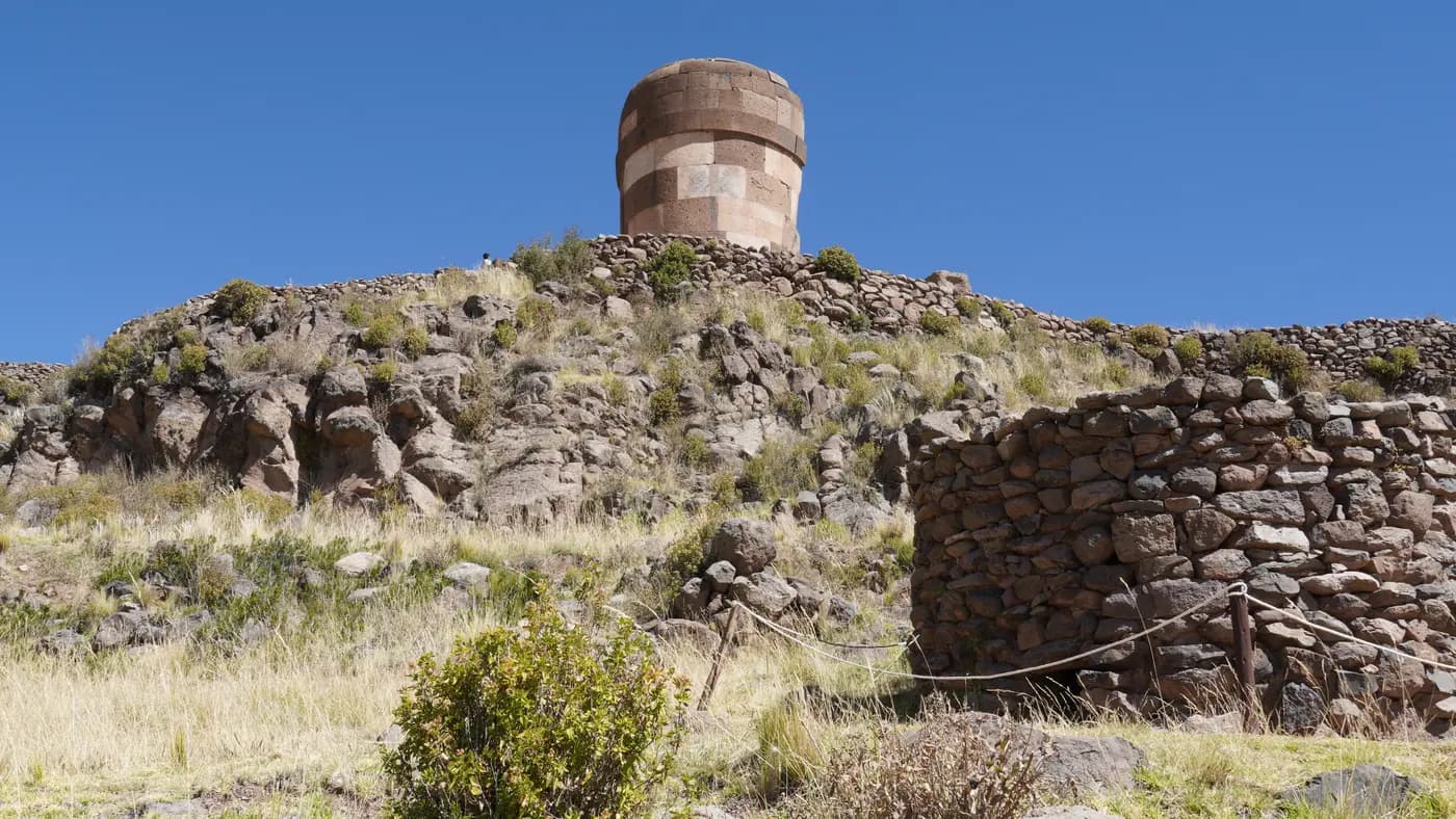 The chullpas on the Sillustani hill