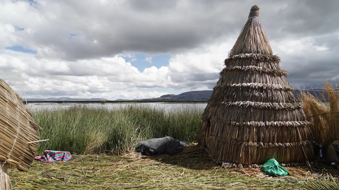 A reed hut on the floating island